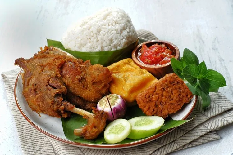 Enam Rekomendasi Kuliner Street Food di Surabaya yang Sayang Dilewatkan