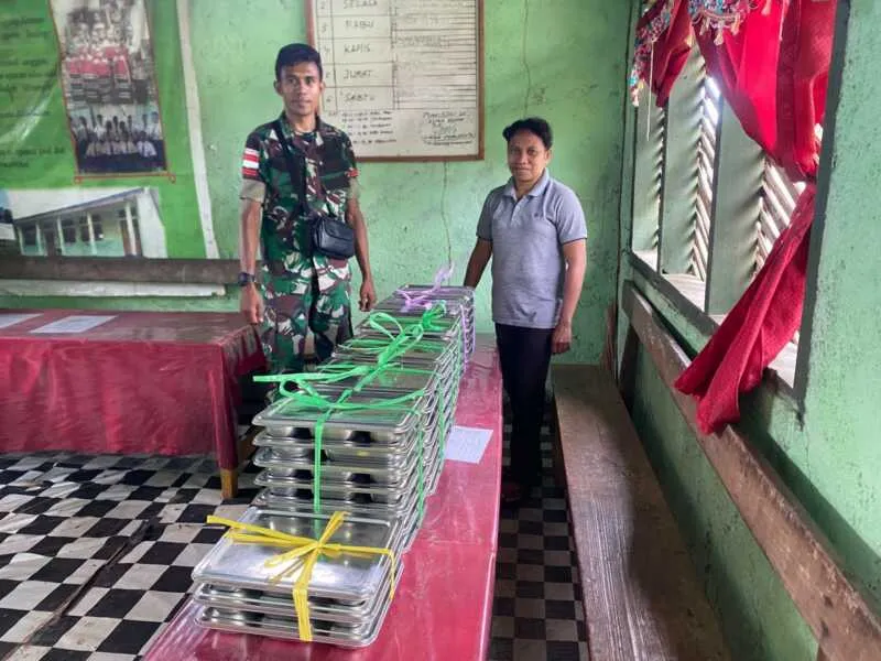 Babinsa Dampingi Distribusi Makanan Sehat untuk Ribuan Siswa di Alor Timur Laut