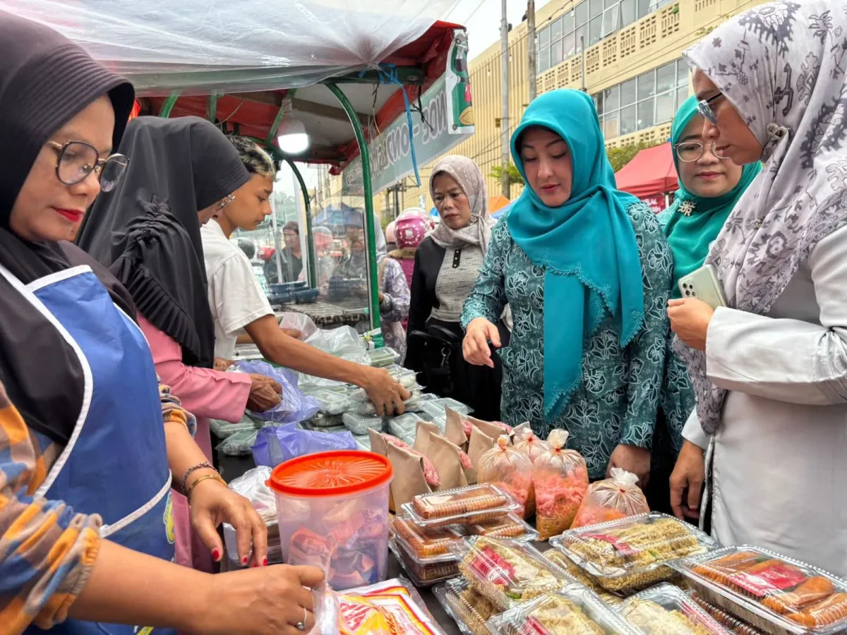 TP-PKK Padang Panjang Bagikan Takjil di Pasar dan Depan Gedung M. Sjafei, Libatkan Pedagang Kuliner Lokal