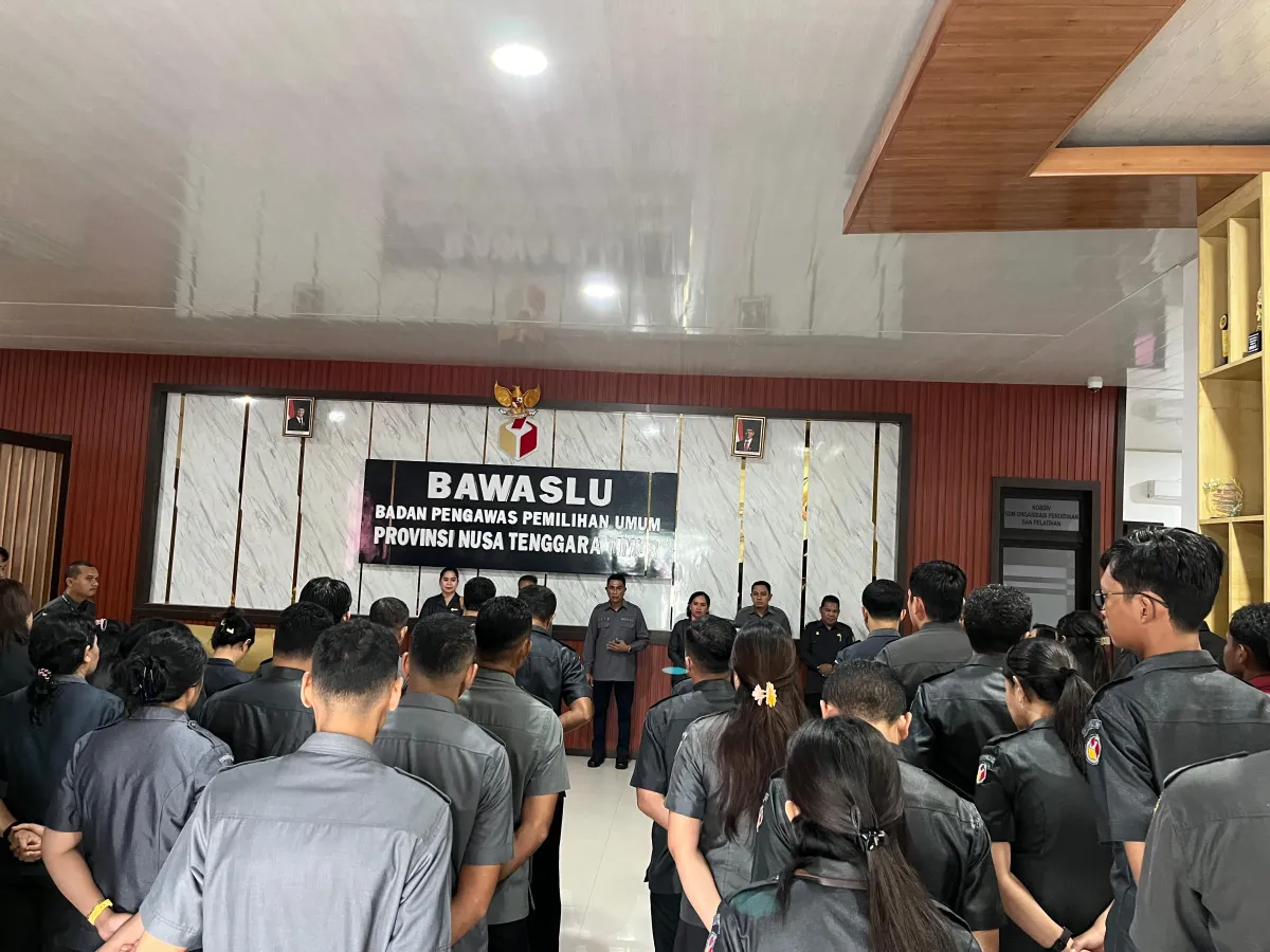Ketua Bawaslu NTT Pimpin Apel Pagi, Soroti Agenda Penguatan Lembaga Pekan Ini
