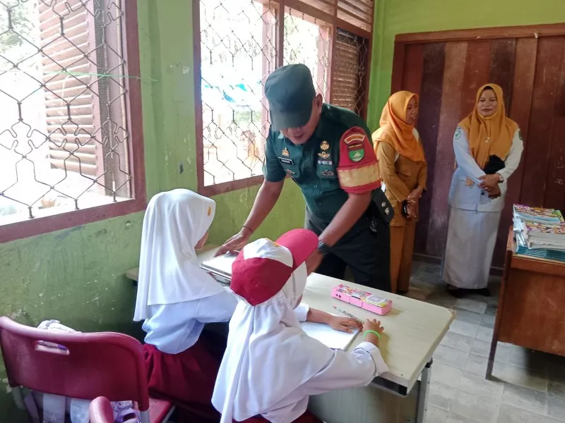 Babinsa Koramil 09/Kemuning Pantau Penyaluran Makanan Bergizi untuk 536 Siswa di Tiga Desa