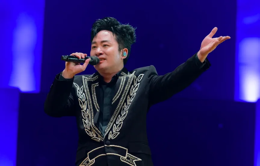 Tung Duong Tampil Enerjik di Her Concert, Bernyanyi Sambil Berayun dan Bawakan Lagu Remix