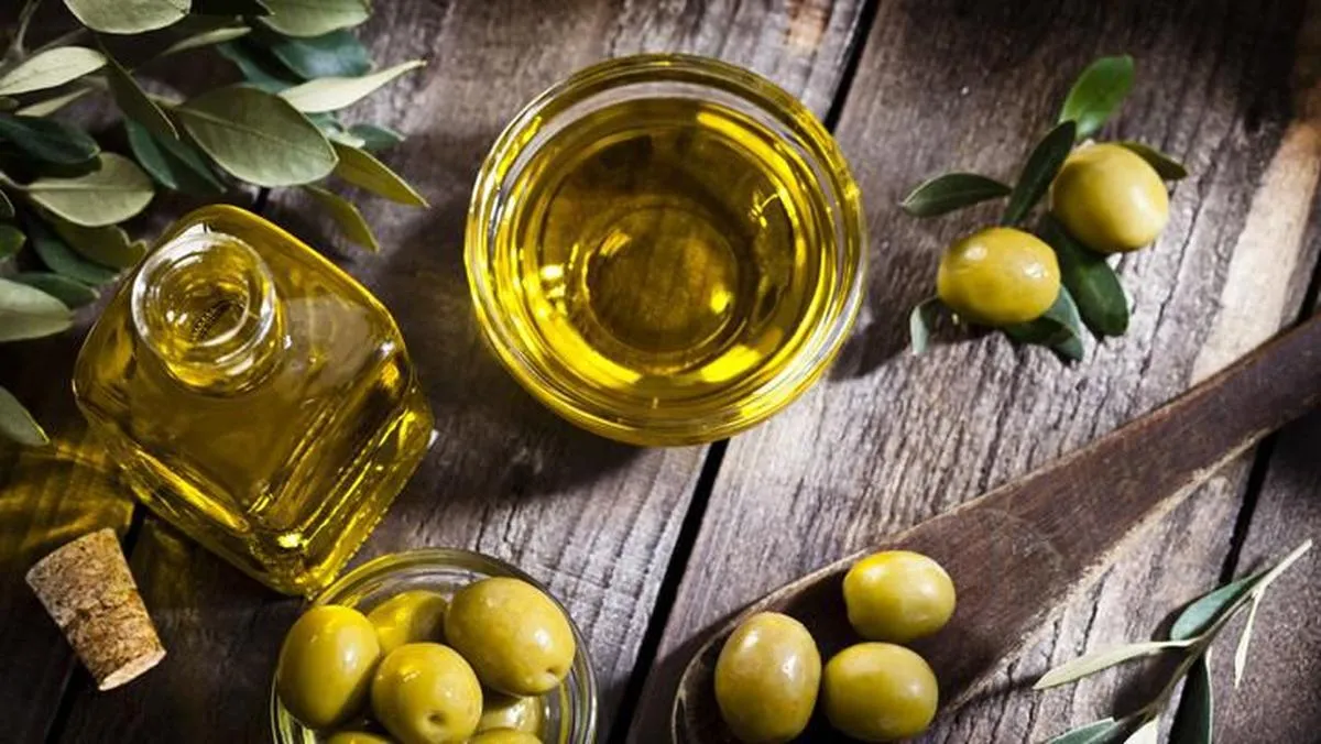 Tren Minum Campuran Lemon dan Minyak Zaitun untuk Kulit ‘Glowing’, Dermatolog Ingatkan Bukan Hasil Instan