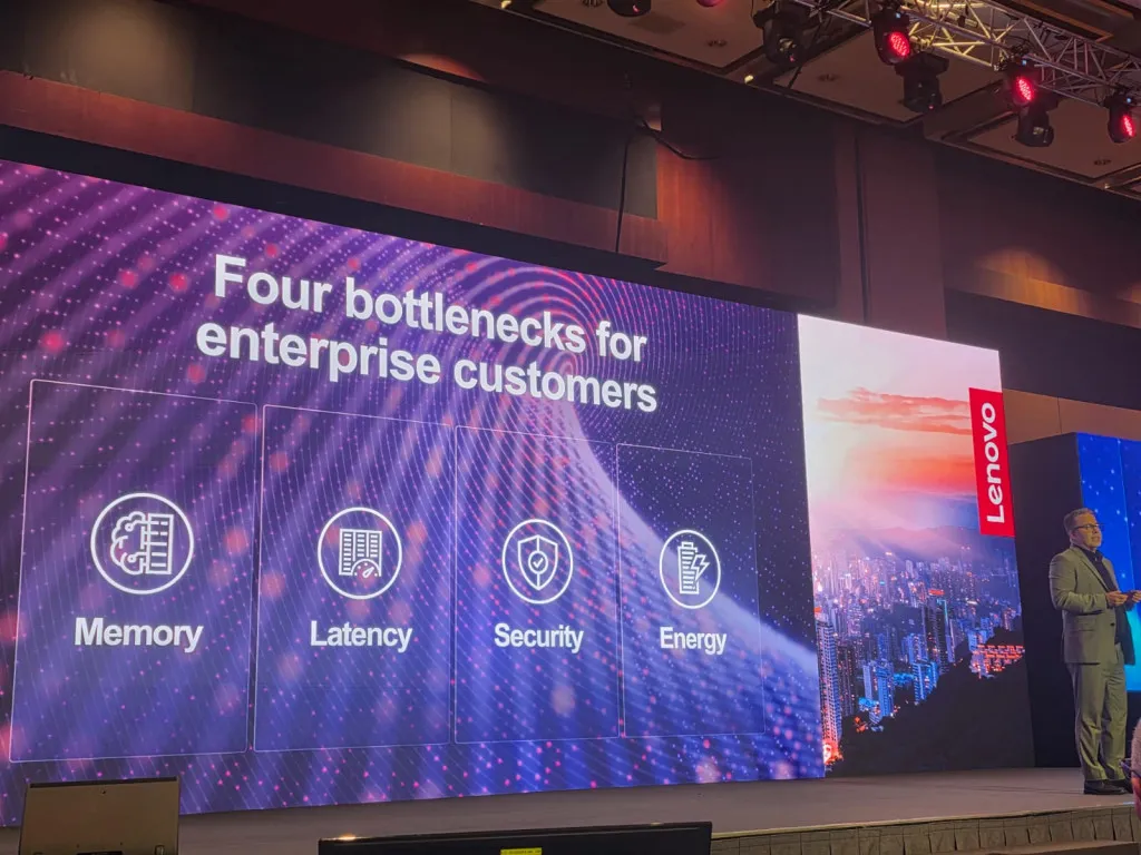 Lenovo Pamer Server untuk AI dan Pendingin Cair Neptune di Tech World 26 Hong Kong