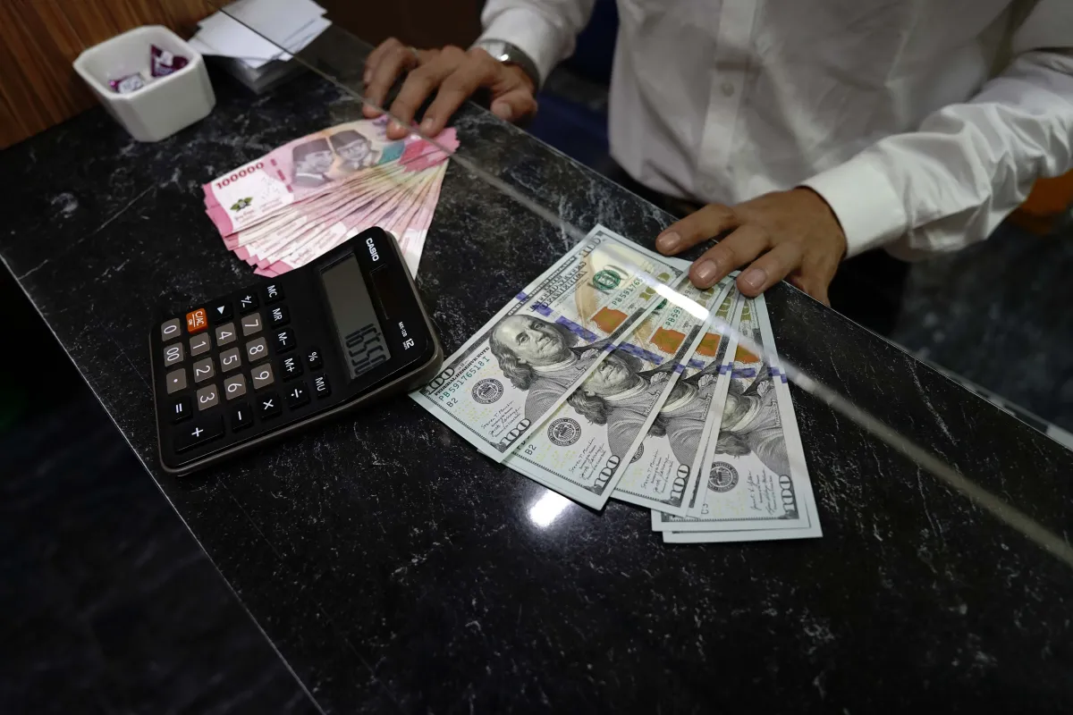 Rupiah Melemah Tipis ke Rp16.894 per Dolar AS di Tengah Ketidakpastian Global