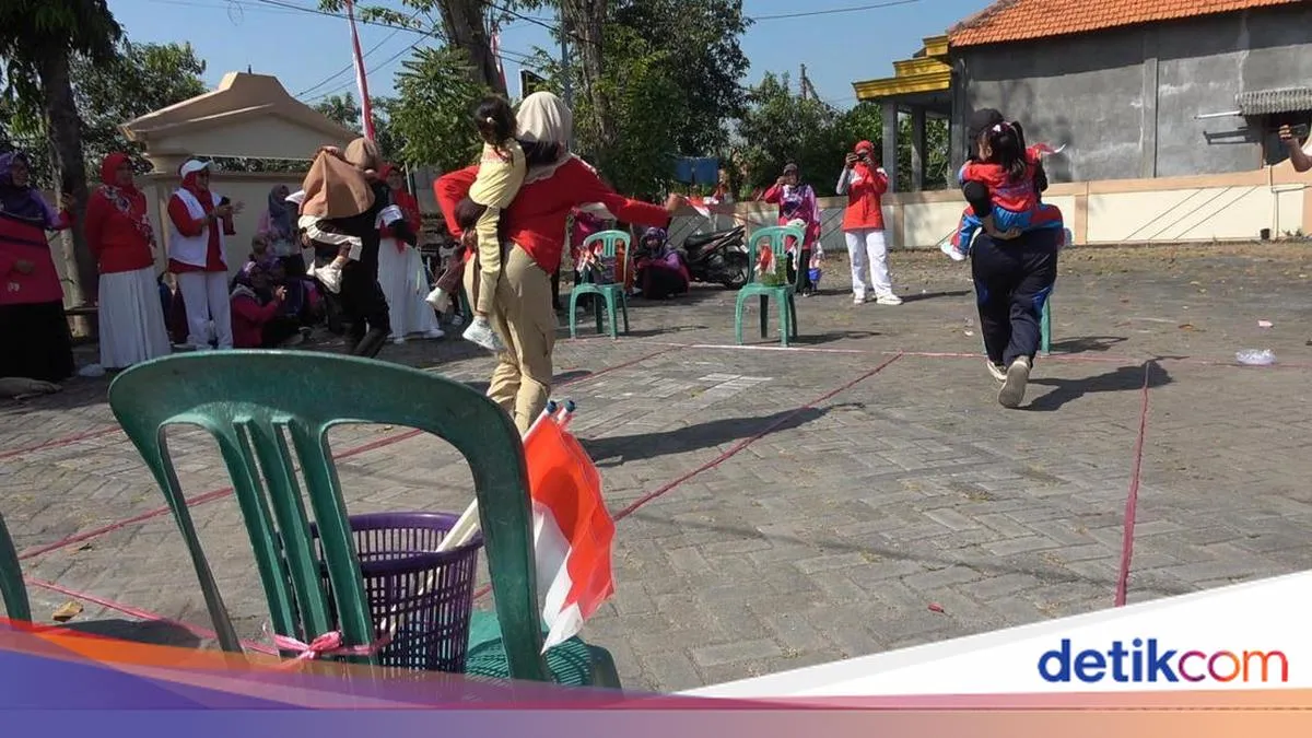 Kekompakan Ibu dan Anak Meriahkan Lomba Agustusan di Lamongan, Hadiah Berupa Alat dan Bumbu Dapur