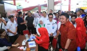 Herman Deru Tinjau Donor Darah PSMTI Sumsel, Tekankan Transparansi PMI dan Jadwal Terencana