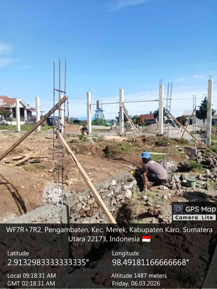 Babinsa Koramil 02/Tigapanah Dampingi Pembangunan Gedung KDKMP di Desa Pangambatan