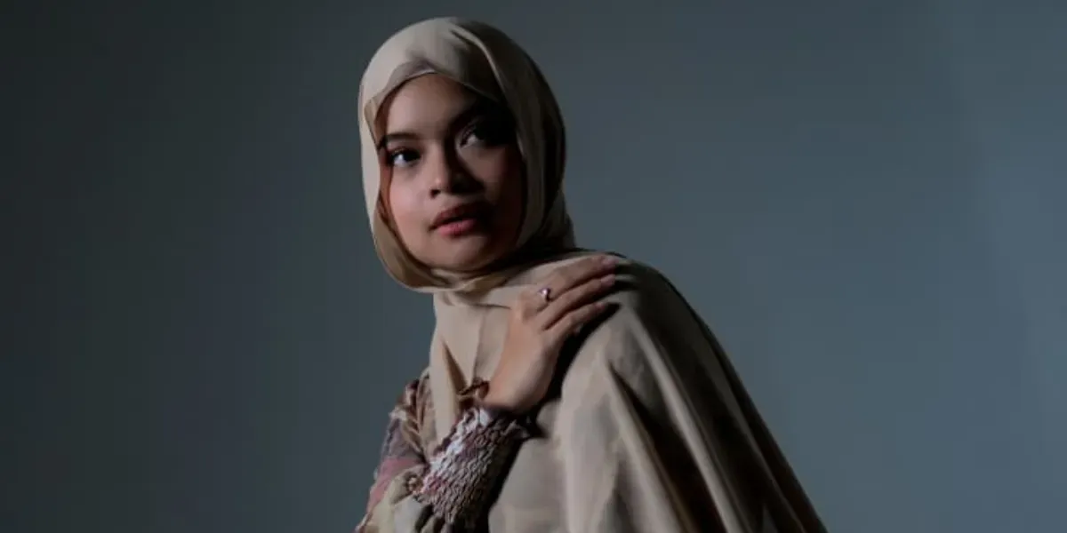 Reina Moore Debut di Musik lewat Single Religi "Tetap di JalanMU"