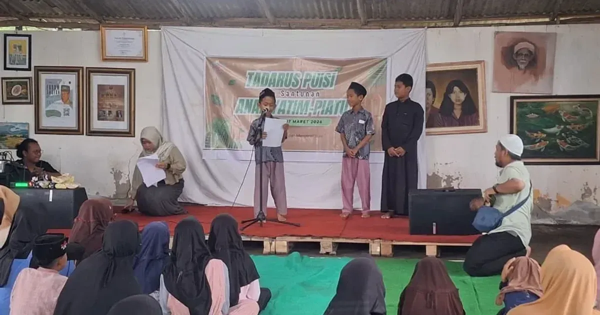 Kampung Seni Tegal Gelar Tadarus Puisi dan Santuni 50 Anak Yatim Piatu