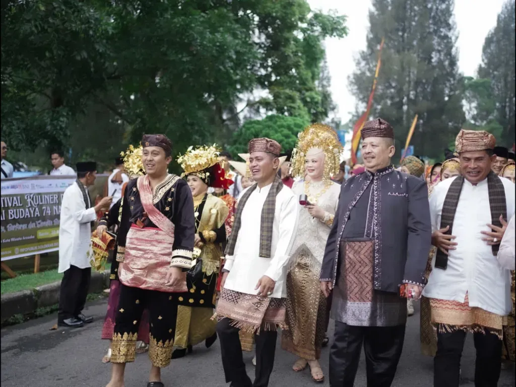 Pawai Budaya 74 Nagari dan Festival Kuliner Semarakkan HUT ke-113 Kabupaten Solok
