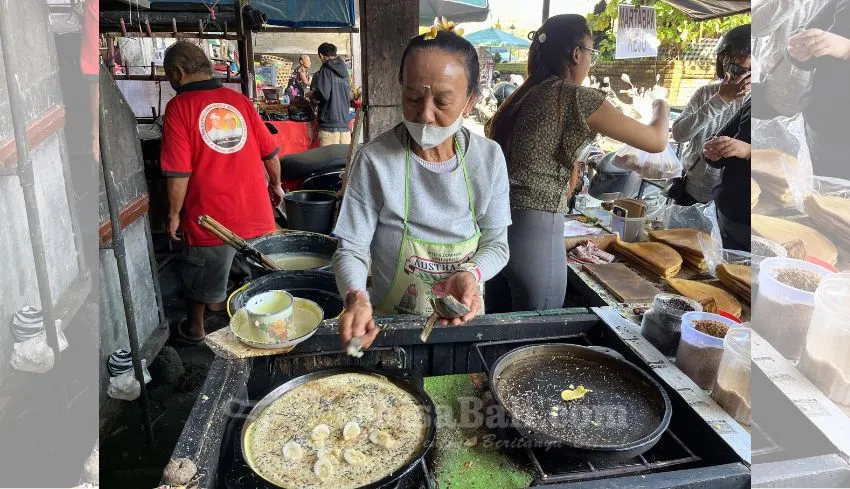 Martabak Jadul di Pasar Beringkit Viral di TikTok, Ninik Mangku Tetap Pertahankan Cara Tradisional