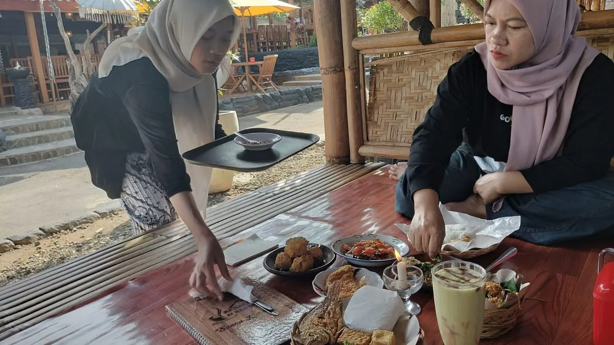 Saung Karuhun di Kuningan Tawarkan Suasana Bali dengan Menu Khas Sunda