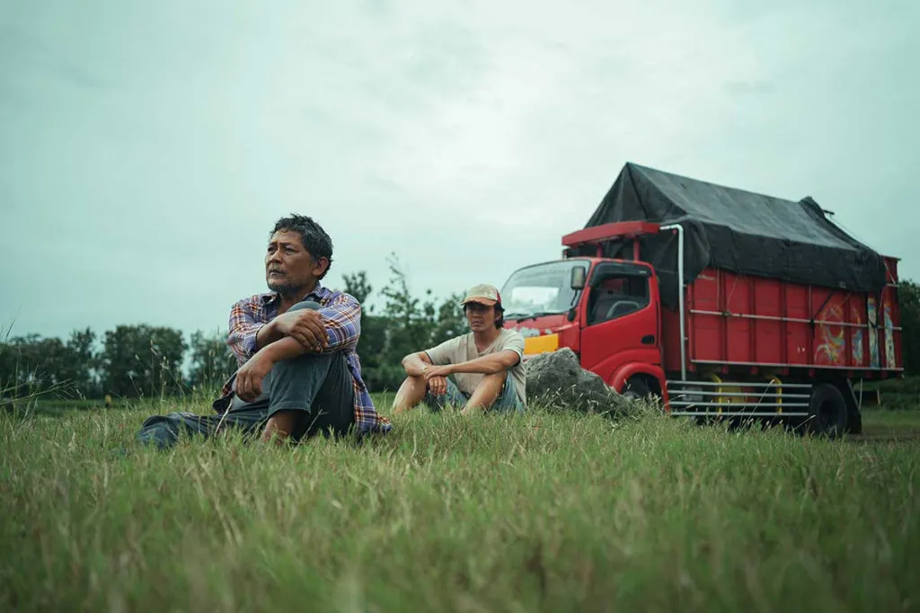 Video Musik “Ada Titik-Titik di Ujung Doa” Sal Priadi Tembus #1 Trending YouTube, Angkat Kisah Sunyi Sopir Truk