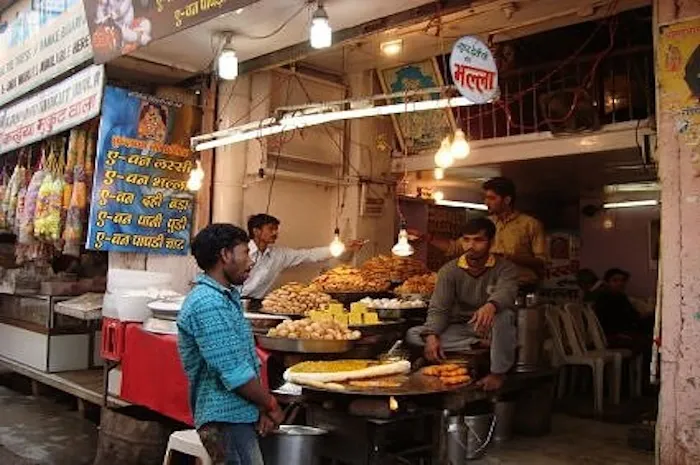 Fakta Street Food Vrindavan: Ragam Menu, Pengaruh Religius, hingga Tantangan Kebersihan