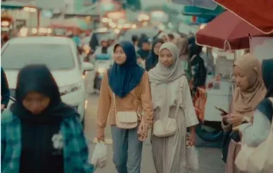 Jelang Buka Puasa, Jalan Garuda Mas di Depan UMS Ramai Pemburu Takjil Meski Kerap Macet