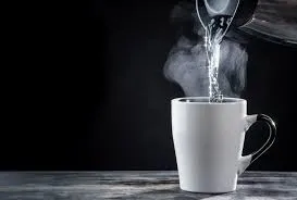Tren Minum Air Hangat Pagi Hari Viral di TikTok, Ini Penjelasan Medis dan Risikonya