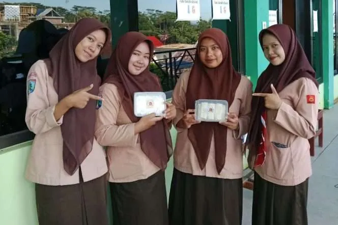 Berawal dari Tugas Sekolah, Empat Siswi MA di Turen Kembangkan Usaha Lumpia Pedas dan Panen Pesanan saat Ramadan