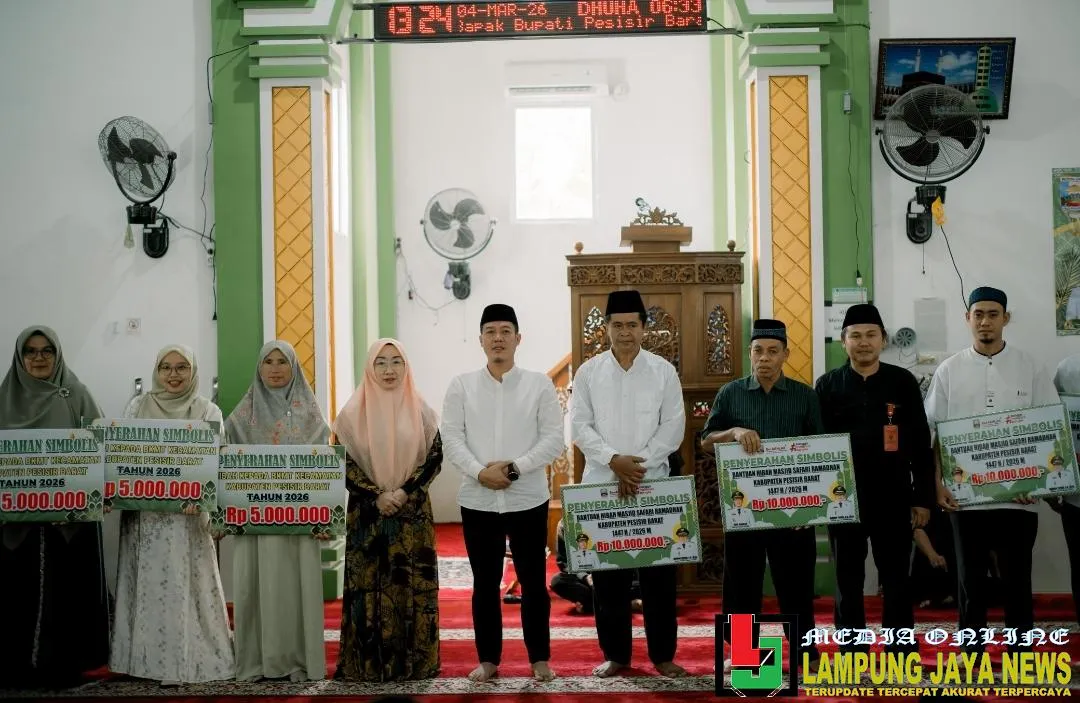 Safari Ramadhan di Pekon Rawas, Bupati Pesisir Barat Tekankan Transparansi dan Serahkan Bantuan untuk Masjid