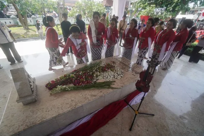Hari Musik Nasional di Surabaya Diperingati di Makam WR Soepratman, Indonesia Raya Tiga Stanza Dikumandangkan