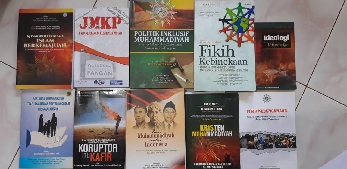 Menafsir Sikap Moderat Muhammadiyah: Dari Tuduhan “Abu-abu” hingga Tradisi Jalan Tengah