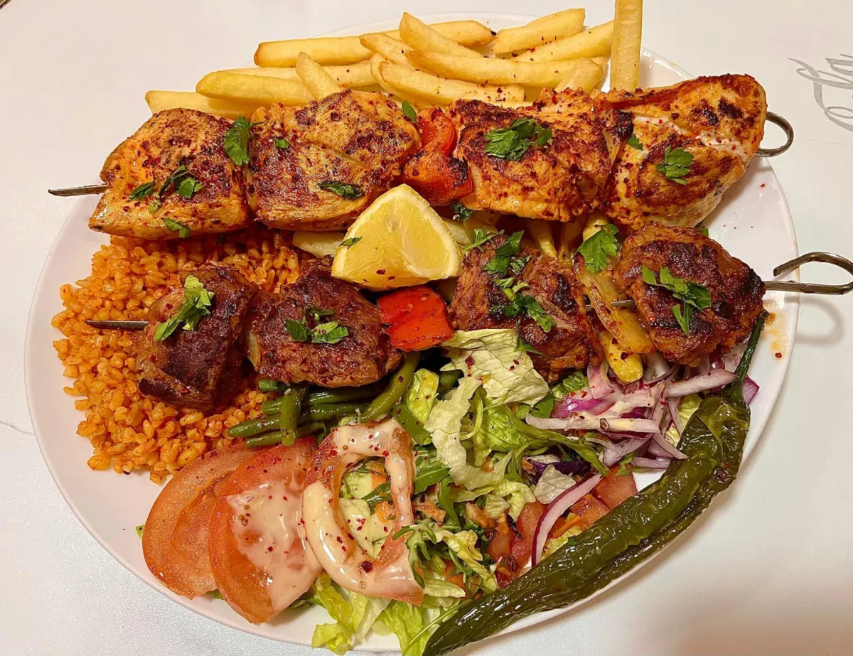 Baobab Kebab di Châtelet–Les Halles Tawarkan Street Food Paris dengan Crêpe XXL dan Kebab Halal
