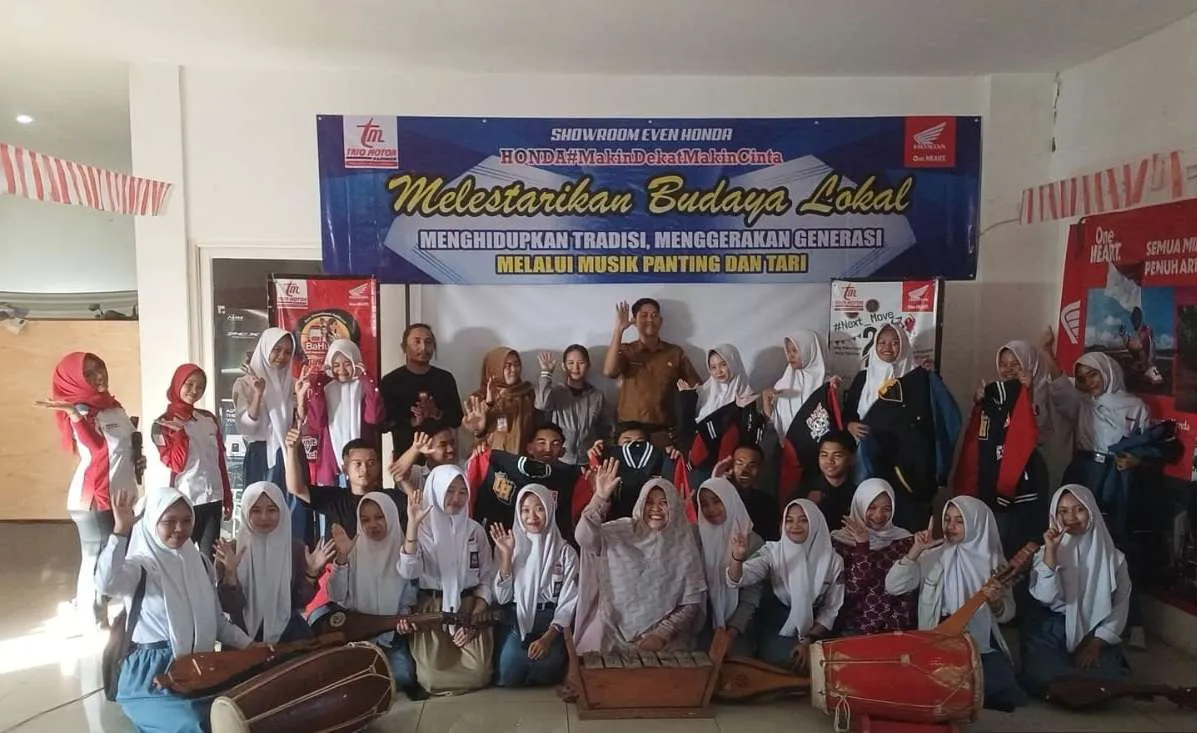 Honda Trio Motor Paringin dan Siswa SMKPPN 1 Paringin Tampilkan Musik Panting dan Tari Tradisional