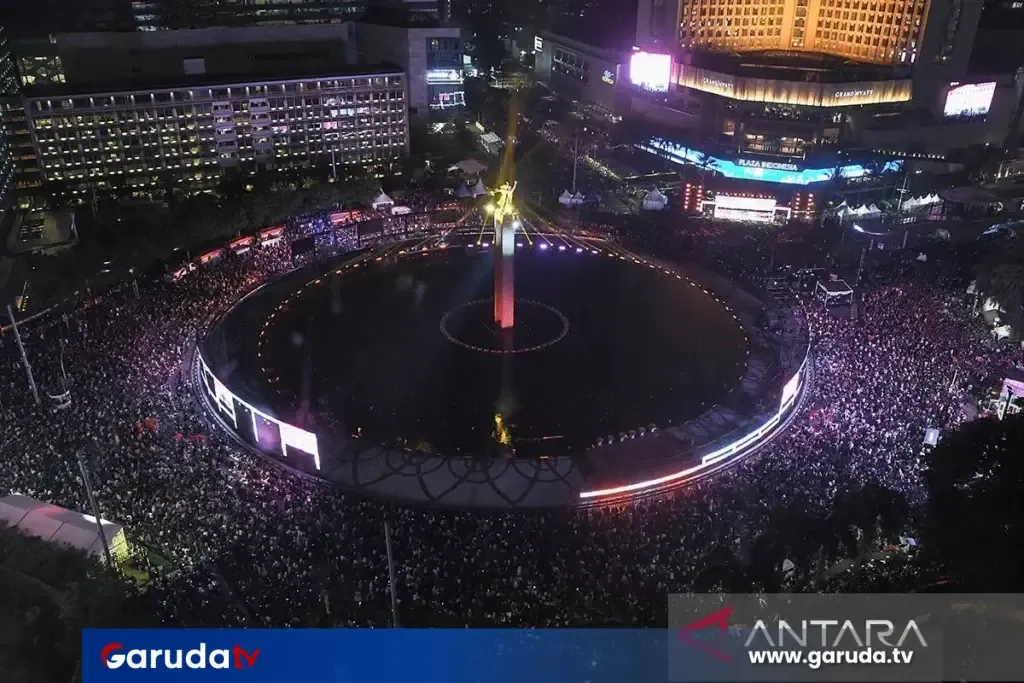 Warga Padati Car Free Night di Bundaran HI pada Malam Tahun Baru