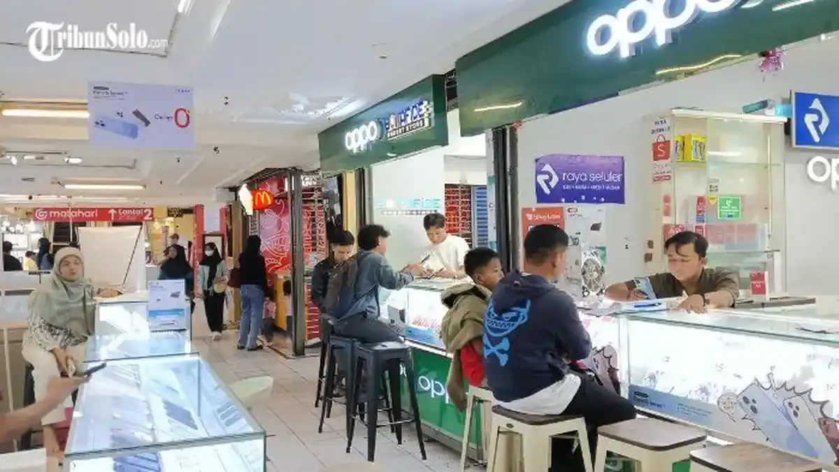 H+2 Lebaran 2026, Plaza Singosaren Solo Ramai Dikunjungi Keluarga Berburu Gadget untuk Anak