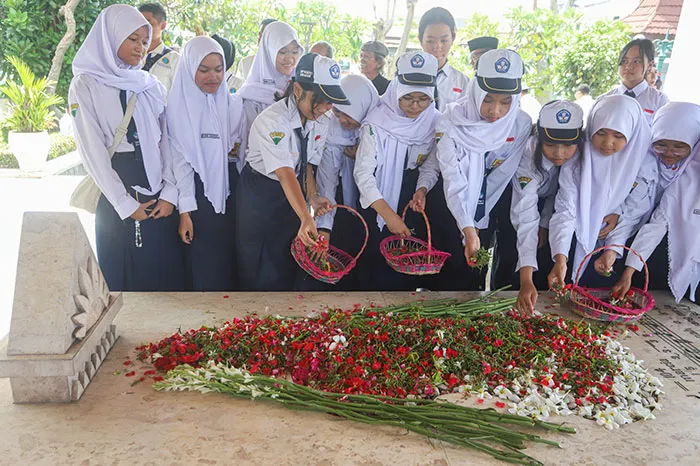 1.000 Siswa di Surabaya Peringati Hari Musik Nasional 2026 dengan Ziarah dan Paduan Suara di Makam WR Supratman