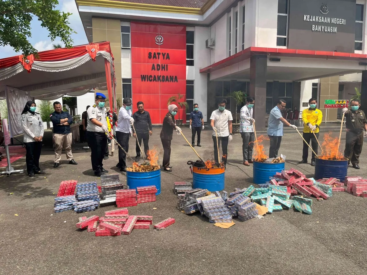 Kejari Banyuasin Musnahkan Barang Bukti 129 Perkara Inkracht, Lapas Kelas IIA Turut Hadir