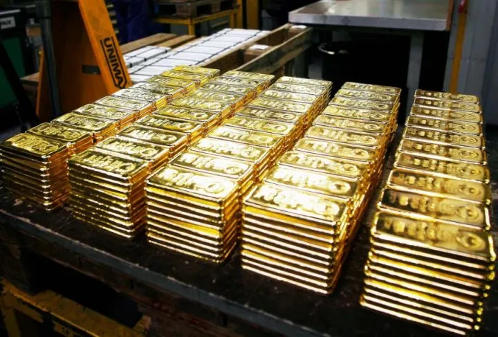 Harga Emas Dunia Turun Tipis di Tengah Ketegangan Geopolitik dan Ketidakpastian Kebijakan