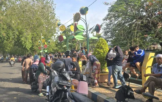 TP PKK Desa Pabian Sumenep Bagikan Ratusan Takjil, Diiringi Musik Tong-Tong