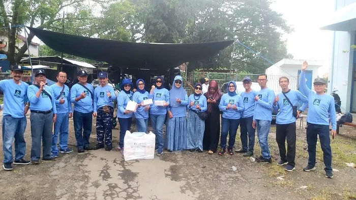 Komunitas Lapesos Tulungagung Bagikan Takjil Edisi Ke-8 dengan Hiburan Musik di Dam Majan Kedungwaru