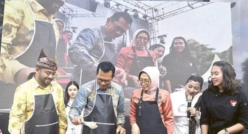 Wali Kota dan Wakil Wali Kota Batu Ikut Demo Masak di Batu Street Food Festival 2025
