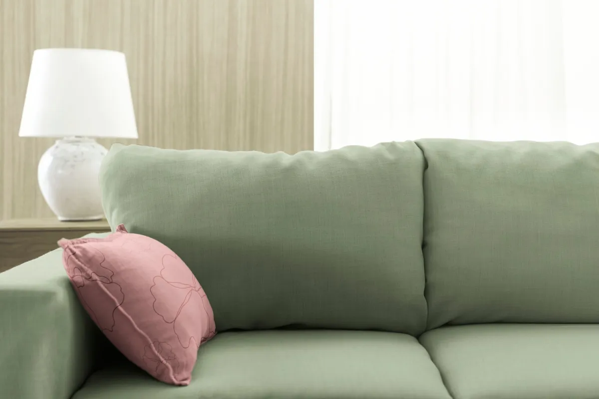 Cara Aman Membersihkan Sofa Bludru Tanpa Merusak Serat