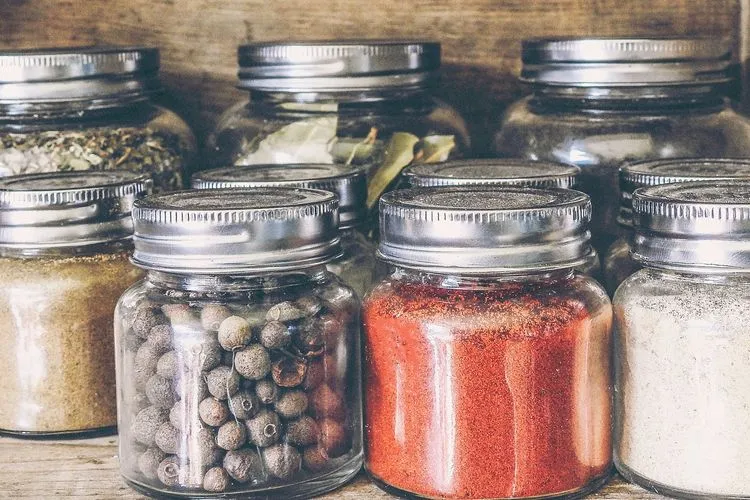 Cara Praktis Membuat Tempat Bumbu Dapur dari Kaleng Susu Bekas