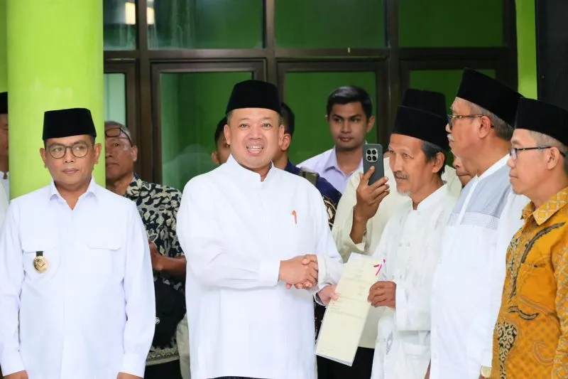 Menteri ATR/BPN Serahkan 13 Sertipikat Tanah Wakaf di Banten, Ajak Ormas Keagamaan Percepat Sertipikasi