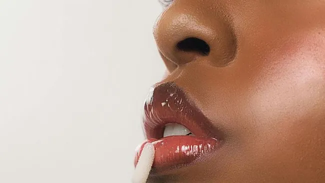 Mengenal Tren Pool Lips: Tampilan Bibir Glossy yang Segar untuk Daily Look