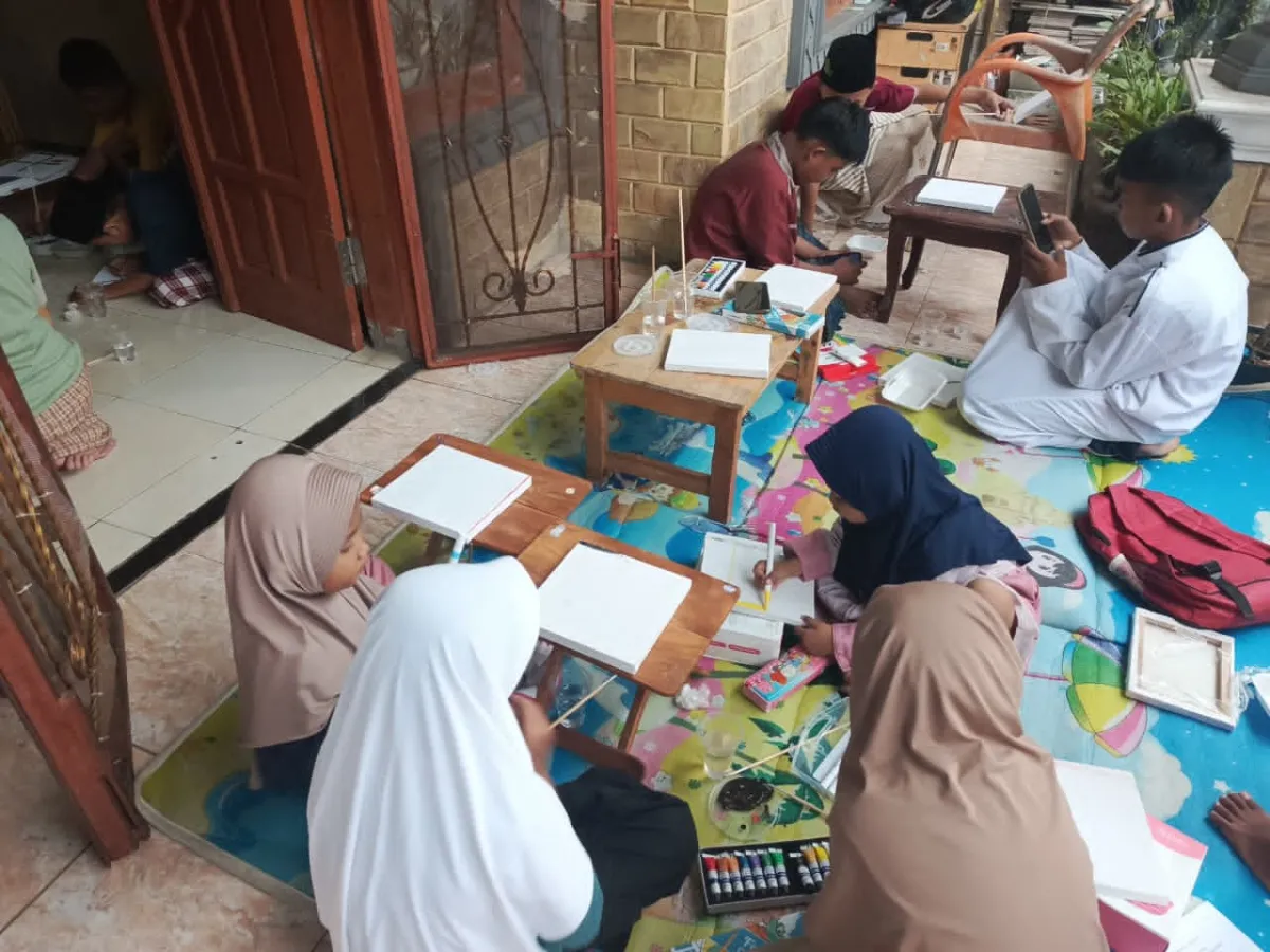 Anak-anak di Karawang Isi Ngabuburit dengan Kegiatan Melukis Bersama