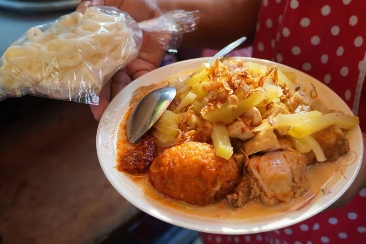 Dua Rekomendasi Lontong Lodeh di Surabaya: Lontong Sayur Bu Sri dan Mbak Ida