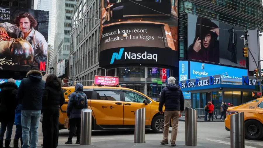 Wall Street Terkoreksi di Tengah Kekhawatiran AI, Emas Melemah