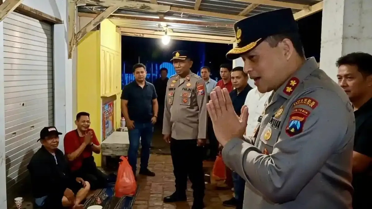 Polres Bondowoso Bangunkan Warga untuk Sahur dengan Musik Daul dan Bagikan Paket Makanan