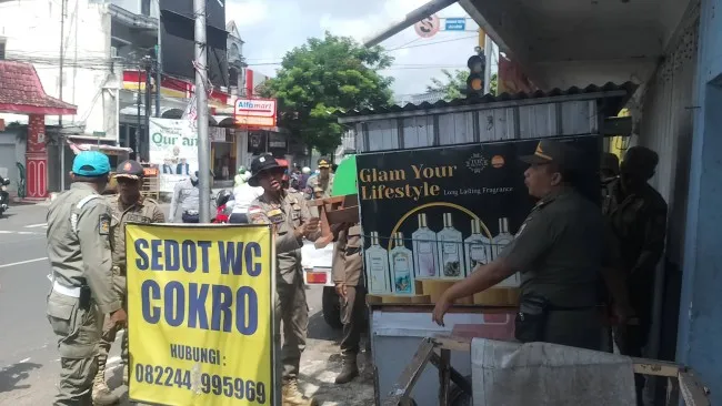 Satgas Infrastruktur dan Tata Ruang Jember Tertibkan Spanduk dan Lapak dengan Pendekatan Persuasif