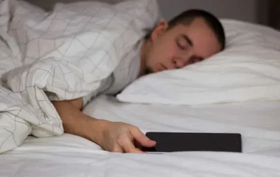 Risiko Kesehatan Tidur di Dekat Gadget dan Cara Menguranginya