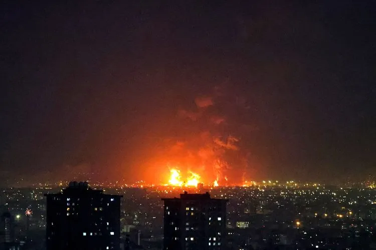 Ledakan Guncang Kilang Minyak Teheran Usai Serangan AS dan Israel