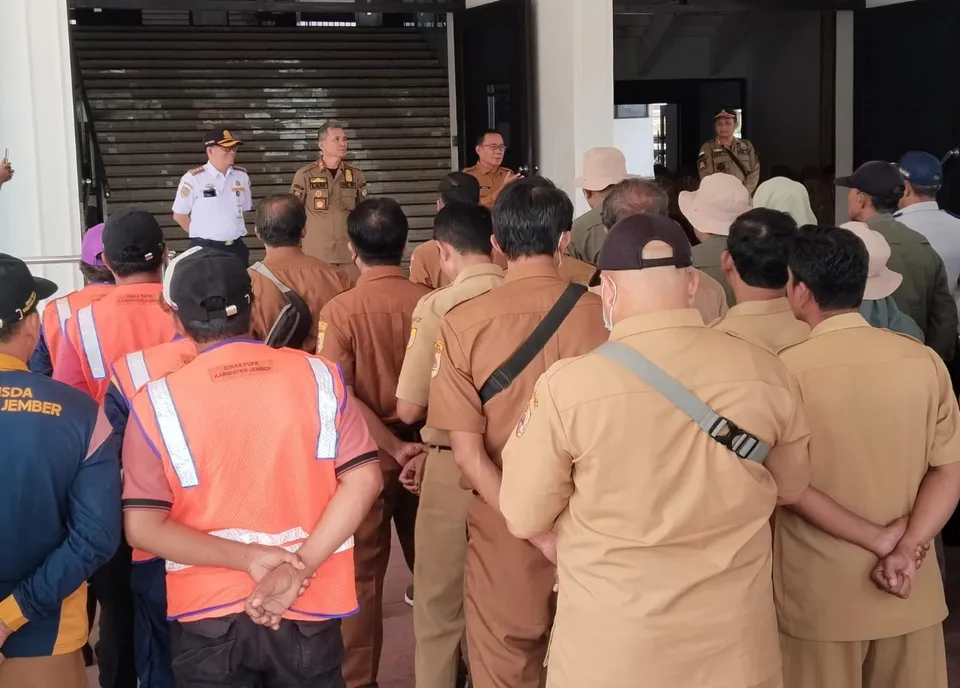 Satgas Infrastruktur dan Tata Ruang Jember Tertibkan Ruang Publik Dukung Gerakan Indonesia ASRI