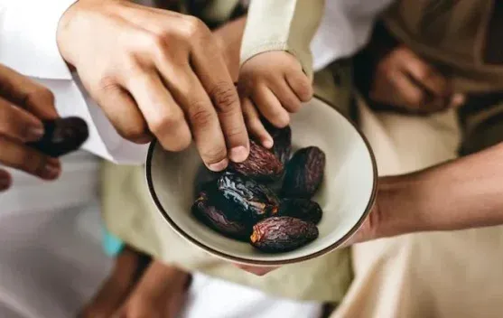 Ahli Gizi Ingatkan Pentingnya Berbuka Puasa Bertahap untuk Menjaga Pencernaan