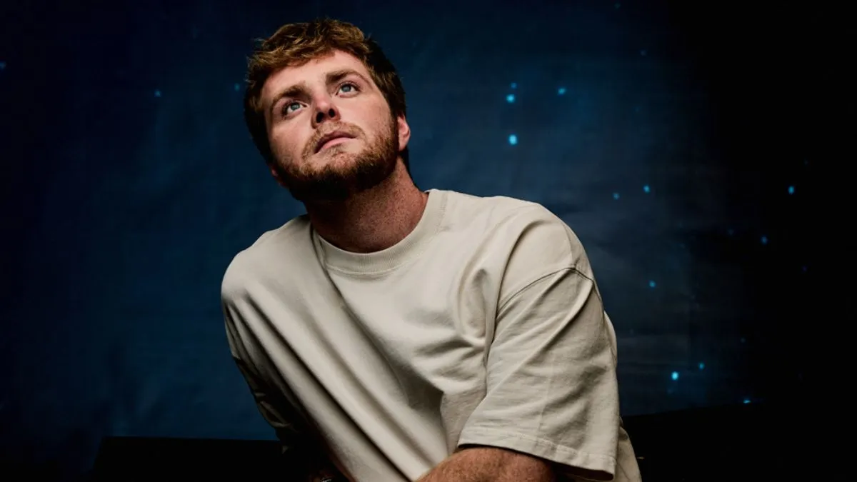 Alex Warren Rilis Single ‘Fever Dream’, Angkat Kisah Pertemuan Pertama dengan Istri dan Hadirkan Paris Hilton di Video Musik