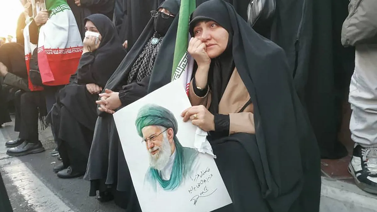 Klarifikasi: Foto Barisan Orang di Depan Peti Ali Khamenei Ternyata Hasil Manipulasi AI